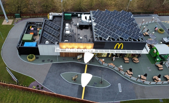 Gerai McD Ini Pasang Panel Surya dan Turbin Angin