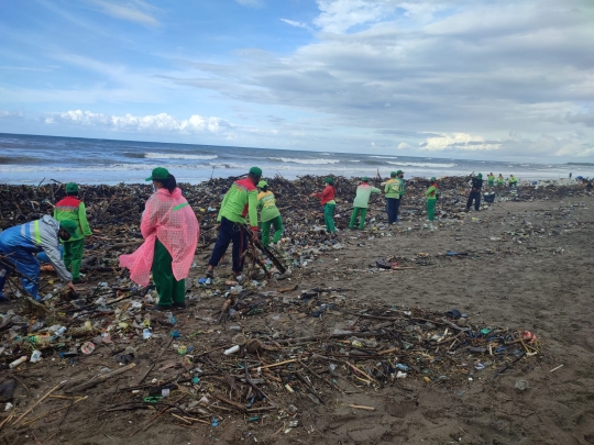 Penampakan Ratusan Ton Sampah Menumpuk di Pantai Bali