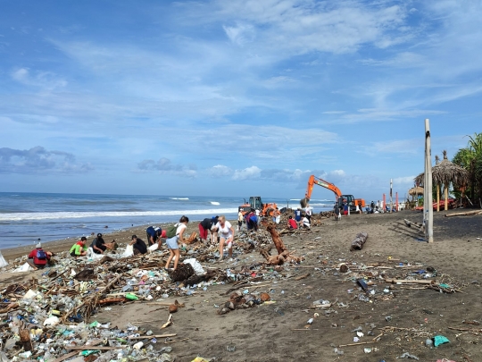 Penampakan Ratusan Ton Sampah Menumpuk di Pantai Bali