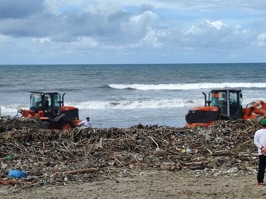 Penampakan Ratusan Ton Sampah Menumpuk di Pantai Bali