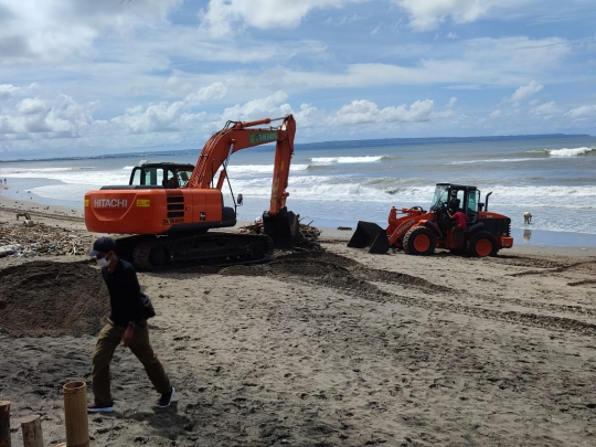 Penampakan Ratusan Ton Sampah Menumpuk di Pantai Bali