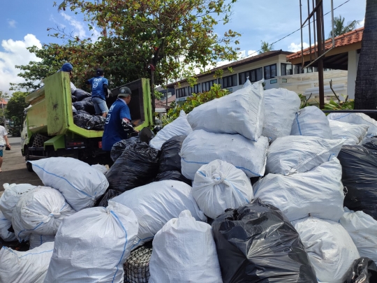 Penampakan Ratusan Ton Sampah Menumpuk di Pantai Bali