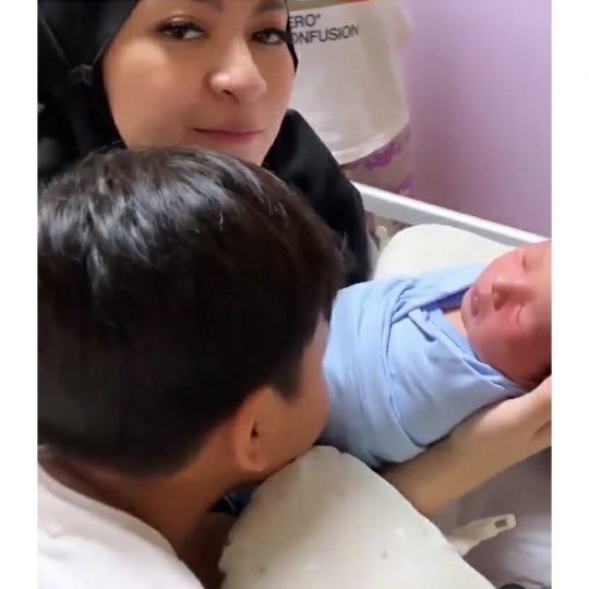 Momen Ferdi Anak Sule Bertemu Pertama Kali dengan Baby Adzam, Lucu dan Bikin Gemas