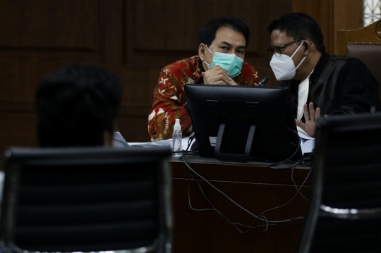 Sidang Azis Syamsuddin Simak Keterangan Saksi-Saksi