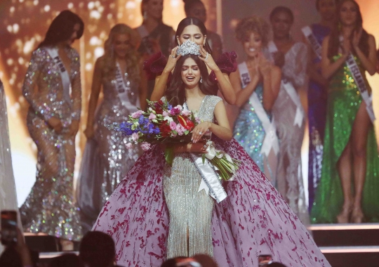 Pesona Miss India Harnaaz Sandhu Raih Mahkota Miss Universe 2021