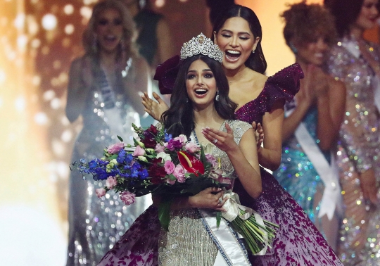 Pesona Miss India Harnaaz Sandhu Raih Mahkota Miss Universe 2021