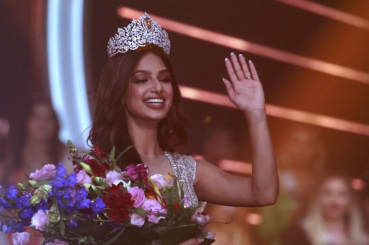 Pesona Miss India Harnaaz Sandhu Raih Mahkota Miss Universe 2021