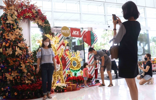 Jelang Natal, Patung Sinterklas Mulai Penuhi Pusat Perbelanjaan