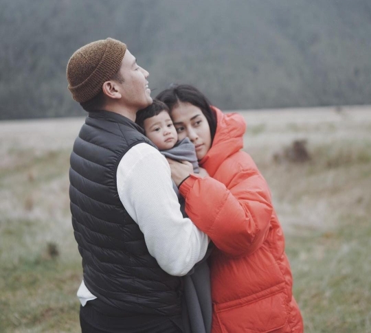 Intip Liburan Tarra Budiman dan Istri di Swiss, Potret Anaknya Bikin Gemas