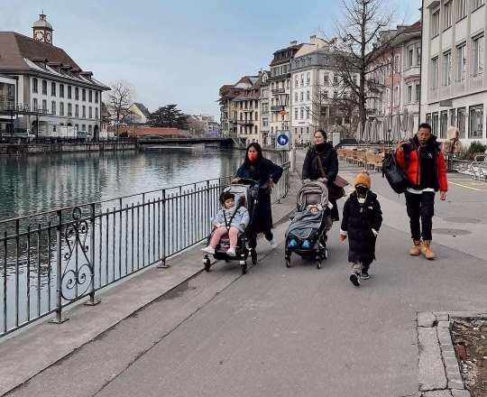 Intip Liburan Tarra Budiman dan Istri di Swiss, Potret Anaknya Bikin Gemas