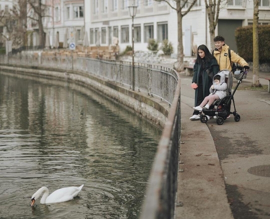 Intip Liburan Tarra Budiman dan Istri di Swiss, Potret Anaknya Bikin Gemas