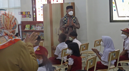 Menko PMK Muhadjir Effendy Tinjau Vaksinasi Covid-19 di SDN 01 Depok