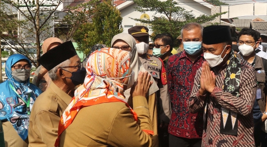 Menko PMK Muhadjir Effendy Tinjau Vaksinasi Covid-19 di SDN 01 Depok