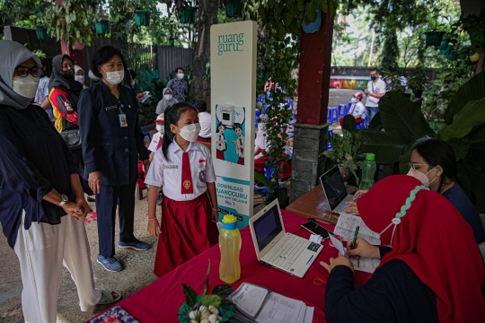 Ekspresi Siswa SDN Cilandak Disuntik Vaksin Covid-19