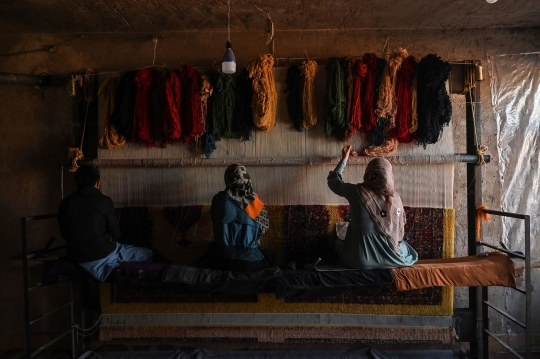 Potret Perajin Afghanistan Kembali Menenun Permadani