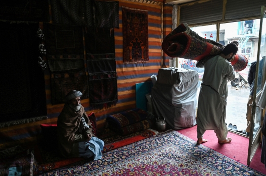 Potret Perajin Afghanistan Kembali Menenun Permadani