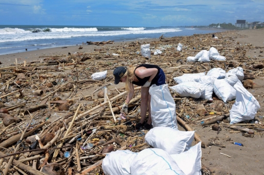 Aksi Turis Asing Bersihkan Sampah di Tepi Pantai Bali