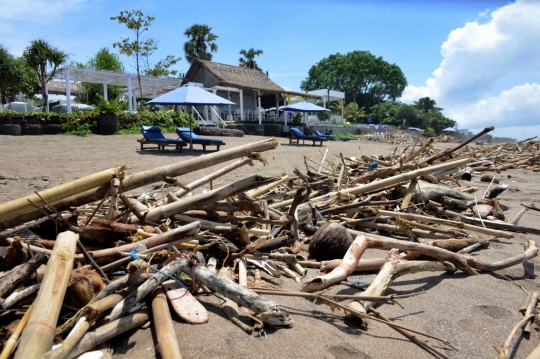 Aksi Turis Asing Bersihkan Sampah di Tepi Pantai Bali