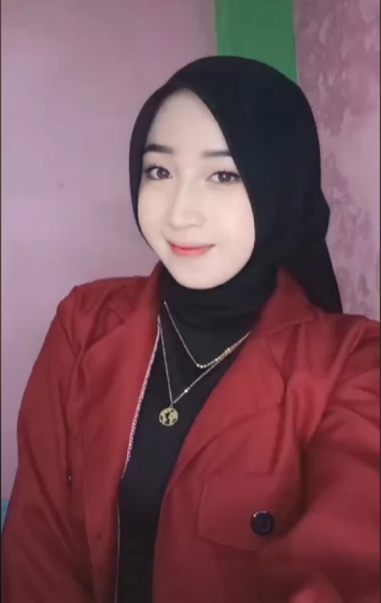 Potret Cantik Nur Aini, Mahasiswi yang Tak Malu Jadi Kuli Angkut Semen Demi Orangtua