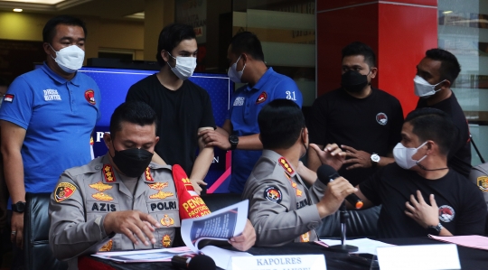 Ekspresi Rizky Nazar Saat Dihadirkan Dalam Konpers Kasus Narkoba