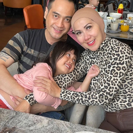 Potret Kedekatan Vania Anak Venna Melinda dengan Ferry Irawan, Sudah Sebut Papa