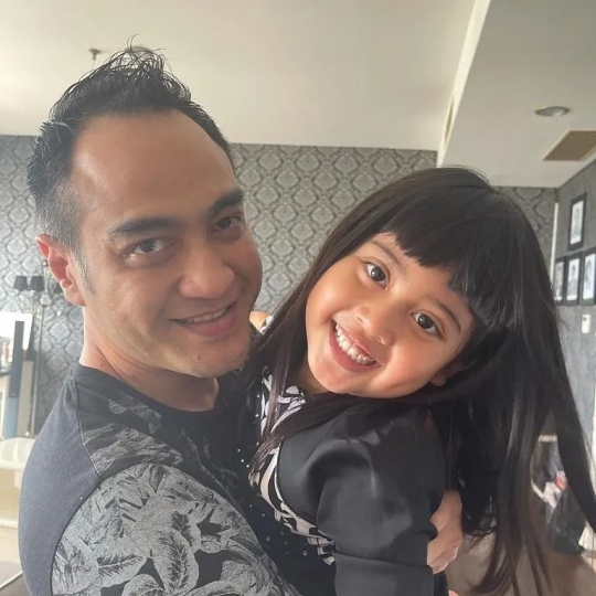Potret Kedekatan Vania Anak Venna Melinda dengan Ferry Irawan, Sudah Sebut Papa
