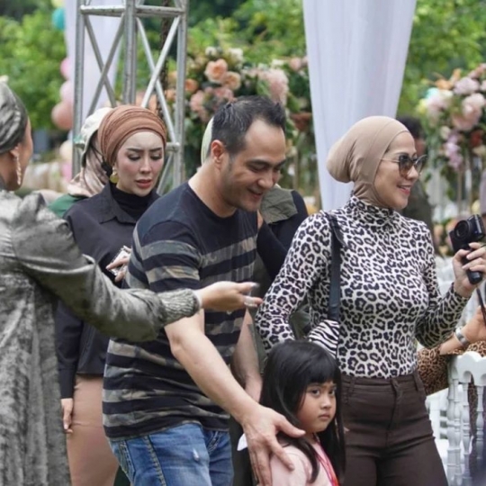 Potret Kedekatan Vania Anak Venna Melinda dengan Ferry Irawan, Sudah Sebut Papa