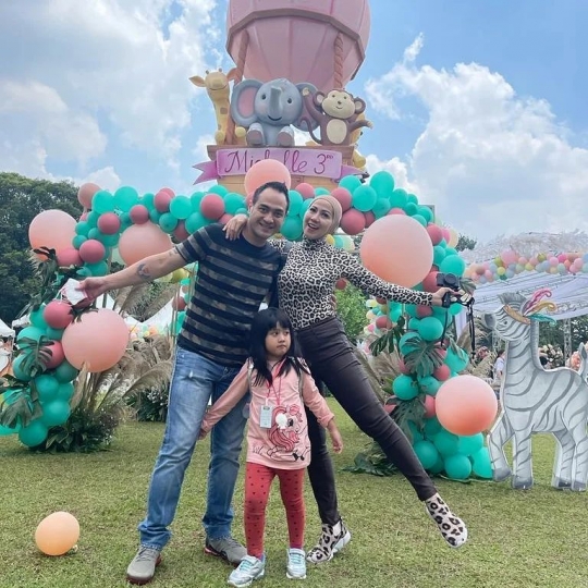 Potret Kedekatan Vania Anak Venna Melinda dengan Ferry Irawan, Sudah Sebut Papa