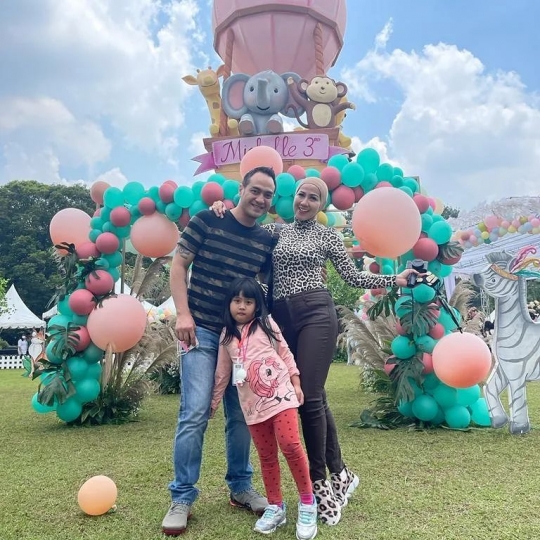Potret Kedekatan Vania Anak Venna Melinda dengan Ferry Irawan, Sudah Sebut Papa