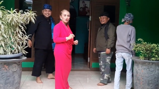 Menengok Isi Rumah Lilis Karlina, Ada Lukisan Prabu Siliwangi dan Macan Putih
