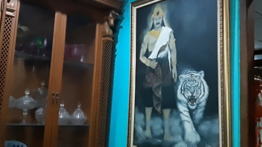 Menengok Isi Rumah Lilis Karlina, Ada Lukisan Prabu Siliwangi dan Macan Putih