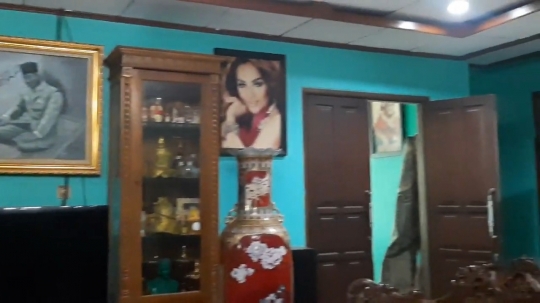 Menengok Isi Rumah Lilis Karlina, Ada Lukisan Prabu Siliwangi dan Macan Putih