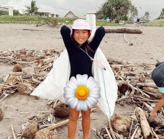 Salut Banget, Jennifer Bachdim Ajak Anak-anaknya Pungut Sampah di Pantai Berawa Bali