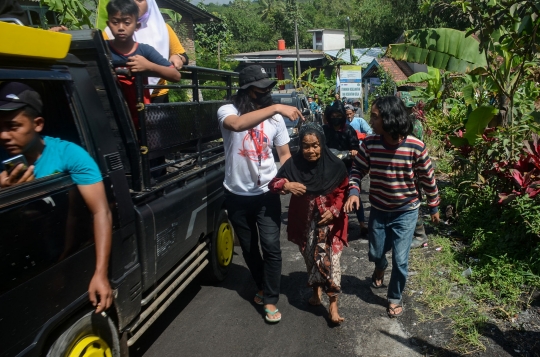 Kepanikan Warga saat Gunung Semeru Kembali Erupsi