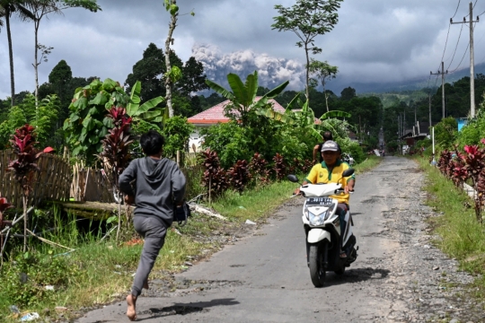 Kepanikan Warga saat Gunung Semeru Kembali Erupsi