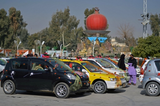 Antrean Mobil Hias Menjemput Peserta Nikah Massal di Afghanistan