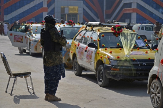 Antrean Mobil Hias Menjemput Peserta Nikah Massal di Afghanistan
