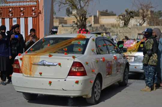 Antrean Mobil Hias Menjemput Peserta Nikah Massal di Afghanistan