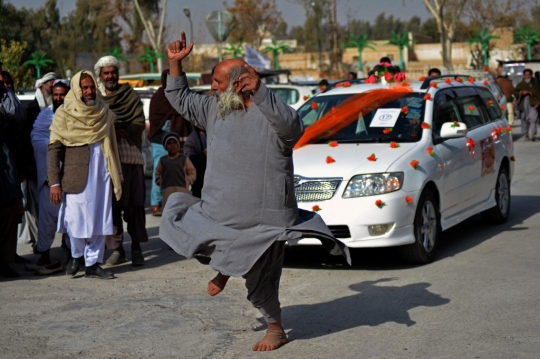 Antrean Mobil Hias Menjemput Peserta Nikah Massal di Afghanistan