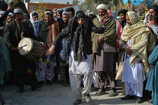 Antrean Mobil Hias Menjemput Peserta Nikah Massal di Afghanistan