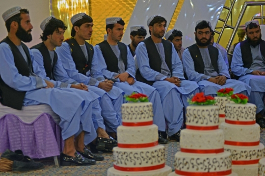 Antrean Mobil Hias Menjemput Peserta Nikah Massal di Afghanistan