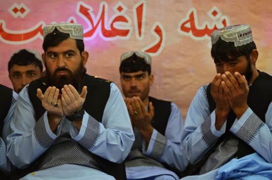 Antrean Mobil Hias Menjemput Peserta Nikah Massal di Afghanistan