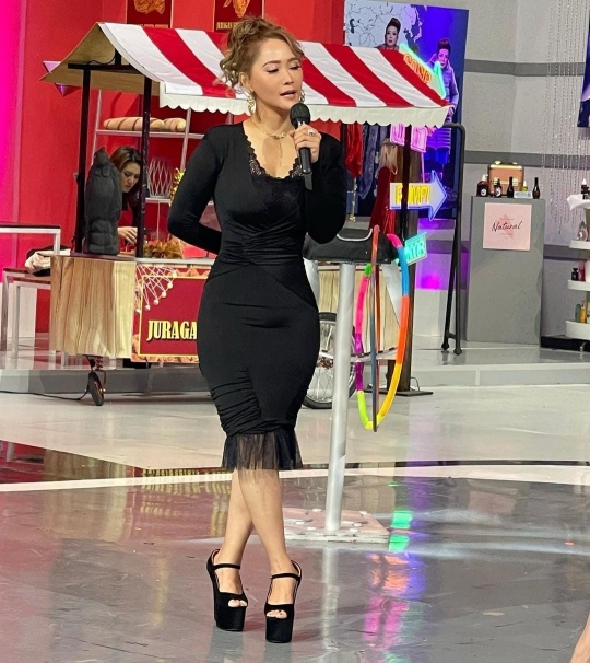 4 Potret Inul Daratista Pamer Body Goals Bak Gitar Spanyol, Asli Kece Banget