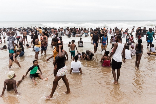 Keramaian Pengunjung Pantai di Negara Asal Omicron