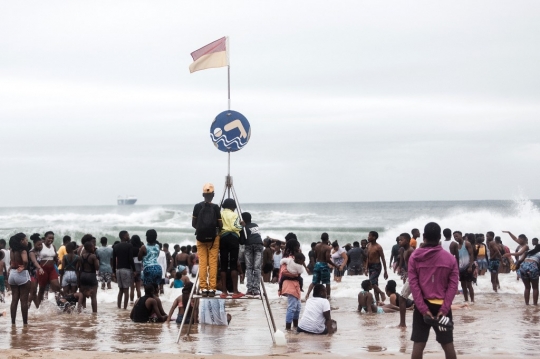 Keramaian Pengunjung Pantai di Negara Asal Omicron