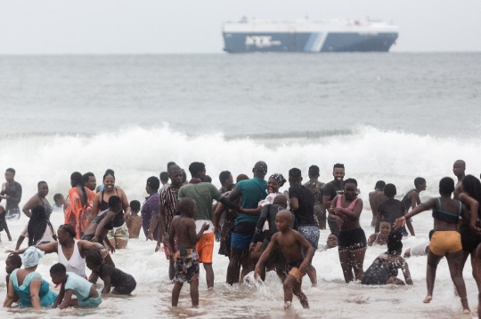 Keramaian Pengunjung Pantai di Negara Asal Omicron