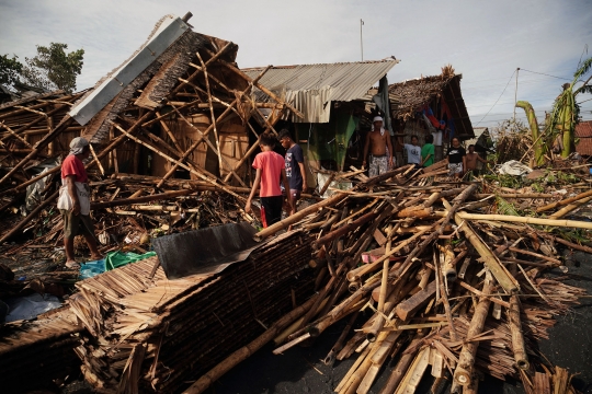 Porak-poranda Filipina Dihantam Topan Super Rai