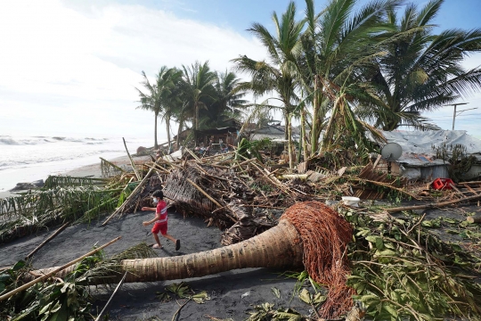 Porak-poranda Filipina Dihantam Topan Super Rai