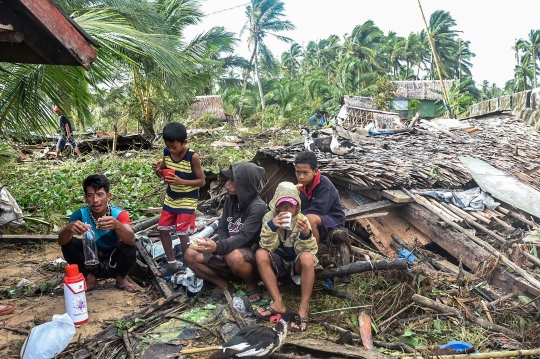 Porak-poranda Filipina Dihantam Topan Super Rai