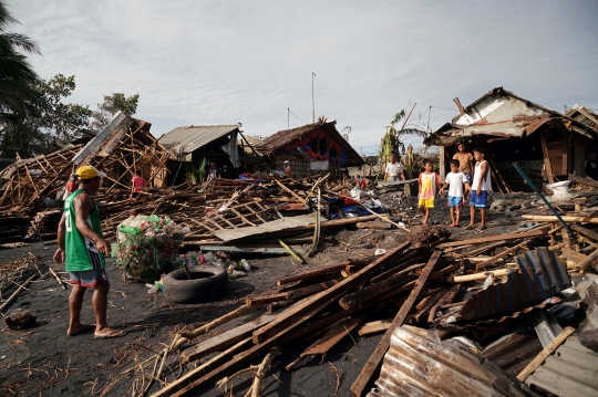 Porak-poranda Filipina Dihantam Topan Super Rai